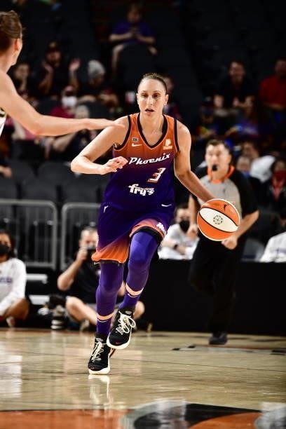 Diana Taurasi of the Phoenix Mercury drives to the basket against the Chicago Sky on August 31, 2021 at Footprint Center in Phoenix, Arizona. NOTE TO...