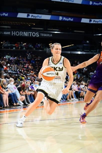 Allie Quigley of the Chicago Sky handles the ball during the game against the Phoenix Mercury on August 31, 2021 at the Footprint Center in Phoenix,...