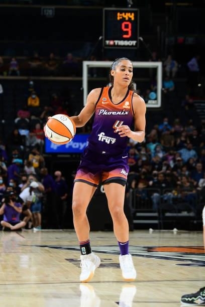 Skylar Diggins-Smith of the Phoenix Mercury handles the ball during the game against the Chicago Sky on August 31, 2021 at the Footprint Center in...