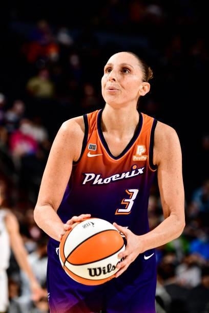Diana Taurasi of the Phoenix Mercury shoots the ball against the Chicago Sky on August 31, 2021 at Footprint Center in Phoenix, Arizona. NOTE TO...