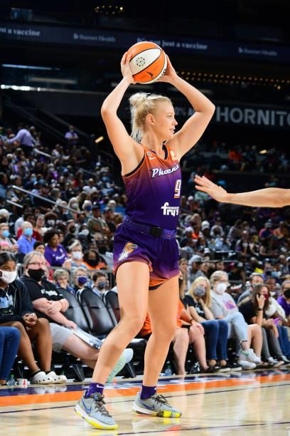 Sophie Cunningham of the Phoenix Mercury handles the ball during the game against the Chicago Sky on August 31, 2021 at the Footprint Center in...