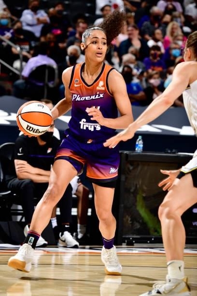 Skylar Diggins-Smith of the Phoenix Mercury handles the ball against the Chicago Sky on August 31, 2021 at Footprint Center in Phoenix, Arizona. NOTE...