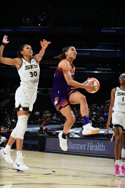 Skylar Diggins-Smith of the Phoenix Mercury drives to the basket against the Chicago Sky on August 31, 2021 at the Footprint Center in Phoenix,...