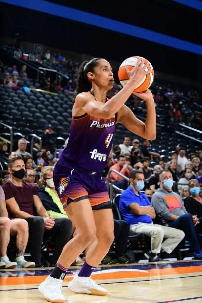 Skylar Diggins-Smith of the Phoenix Mercury shoots the ball against the Chicago Sky on August 31, 2021 at the Footprint Center in Phoenix, Arizona....