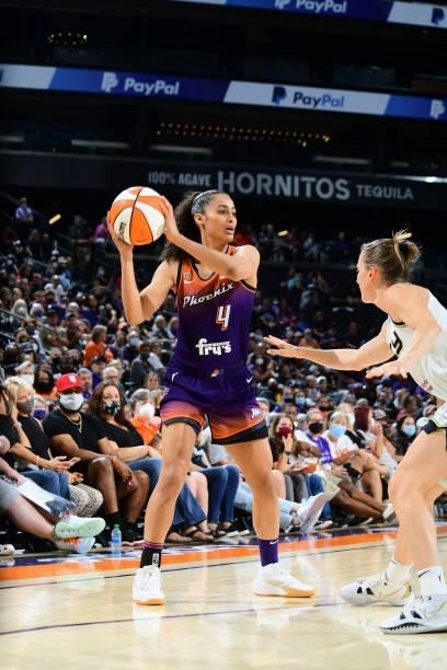 Skylar Diggins-Smith of the Phoenix Mercury handles the ball during the game against the Chicago Sky on August 31, 2021 at the Footprint Center in...