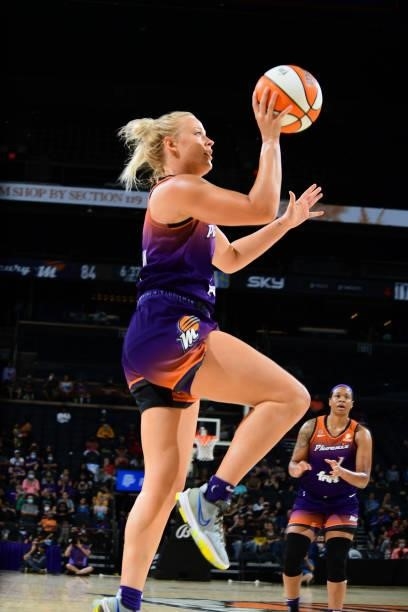 Sophie Cunningham of the Phoenix Mercury drives to the basket against the Chicago Sky on August 31, 2021 at the Footprint Center in Phoenix, Arizona....