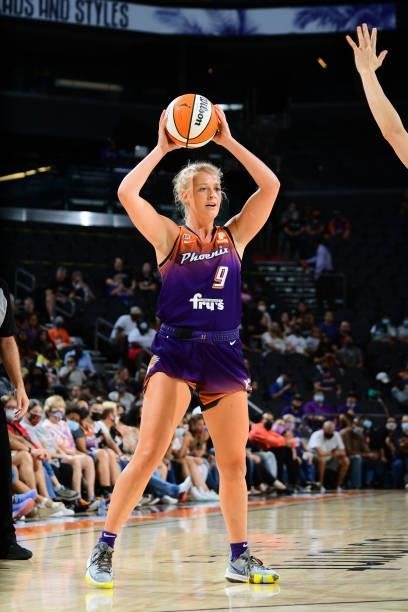 Sophie Cunningham of the Phoenix Mercury handles the ball during the game against the Chicago Sky on August 31, 2021 at the Footprint Center in...