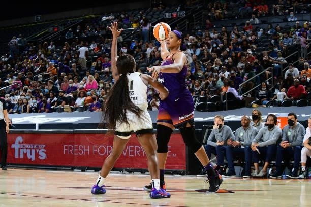 Kia Vaughn of the Phoenix Mercury handles the ball during the game against the Chicago Sky on August 31, 2021 at the Footprint Center in Phoenix,...