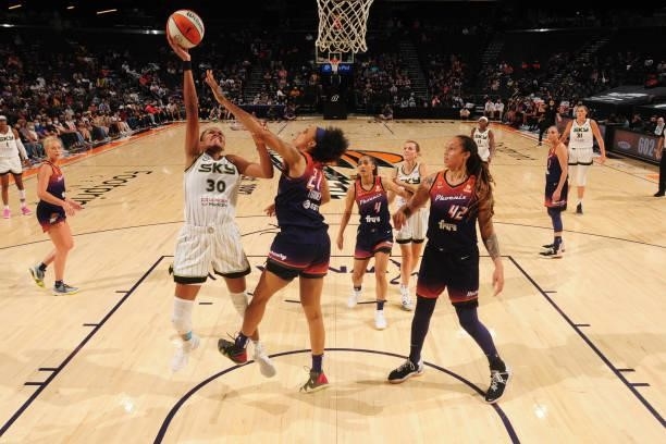 Azura Stevens of the Chicago Sky shoots the ball against the Phoenix Mercury on August 31, 2021 at Footprint Center in Phoenix, Arizona. NOTE TO...