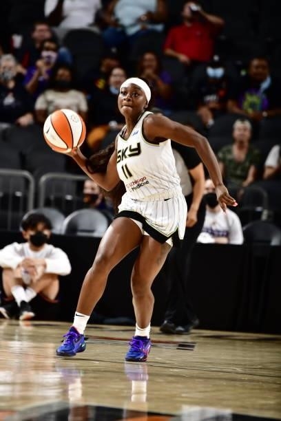 Dana Evans of the Chicago Sky looks to pass the ball against the Phoenix Mercury on August 31, 2021 at Footprint Center in Phoenix, Arizona. NOTE TO...