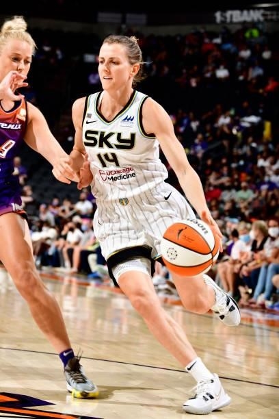 Allie Quigley of the Chicago Sky drives to the basket against the Phoenix Mercury on August 31, 2021 at Footprint Center in Phoenix, Arizona. NOTE TO...