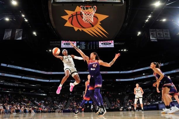 Diamond DeShields of the Chicago Sky drives to the basket against the Phoenix Mercury on August 31, 2021 at Footprint Center in Phoenix, Arizona....