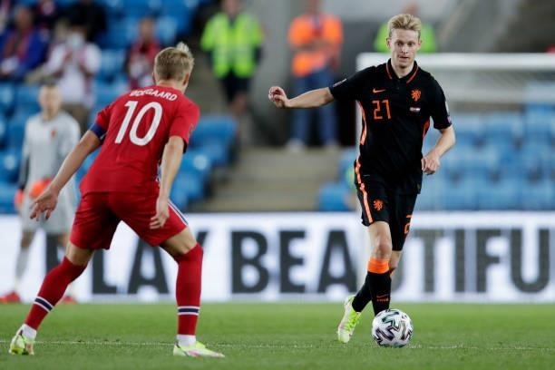 Martin Odegaard of Norway, Frenkie de Jong of Holland during the World Cup Qualifier match between Norway v Holland at the Ullevaal Stadium on...