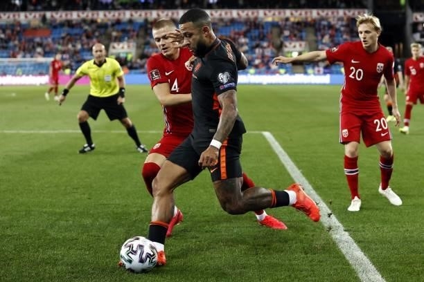 Julian Ryerson of Norway, Memphis Depay of Holland during the World Cup qualifier match between Norway and the Netherlands at Ullevaal Stadium on...