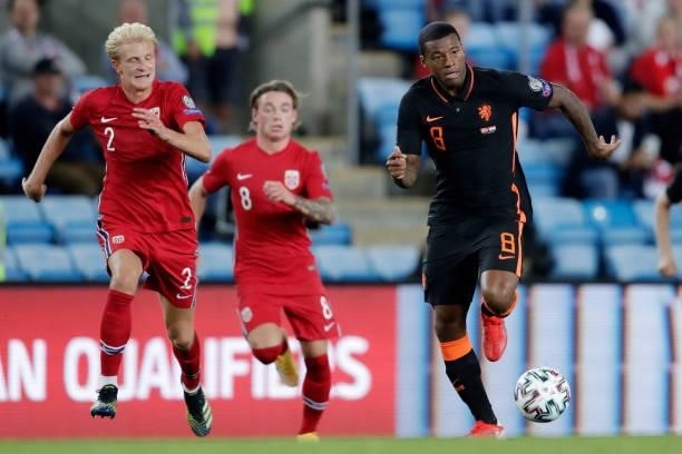 Morten Thorsby of Norway, Georginio Wijnaldum of Holland during the World Cup Qualifier match between Norway v Holland at the Ullevaal Stadium on...