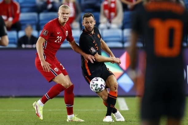 Erling Braut Haaland of Norway, Stefan de Vrij of Holland during the World Cup qualifier match between Norway and the Netherlands at Ullevaal Stadium...