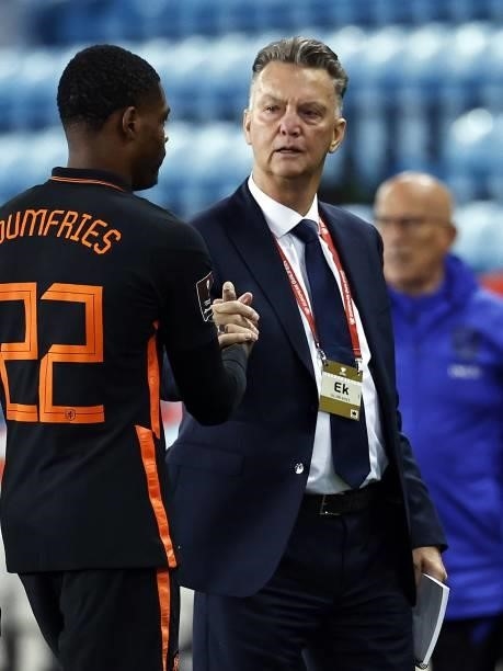 Denzel Dumfries of Holland, Holland coach Louis van Gaal during the World Cup qualifier match between Norway and the Netherlands at Ullevaal Stadium...