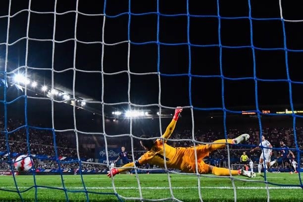 Edin DZEKO of Bosnia and Herzegovina scores a goal as Hugo LLORIS of France misses the ball during the FIFA World Cup 2022 Qatar qualifying match...