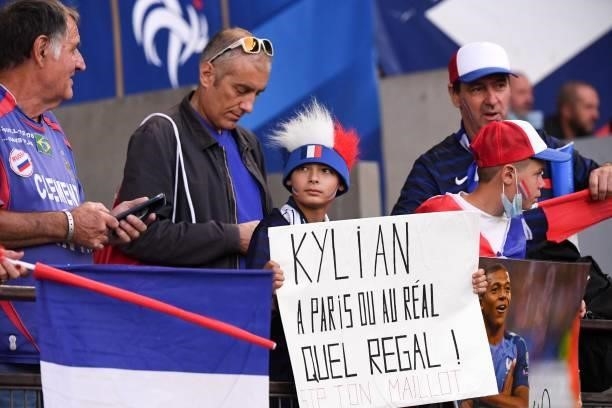 Fans of France during the FIFA World Cup 2022 Qatar qualifying match between France and Bosnia Herzegovina on September 1, 2021 in Strasbourg, France.