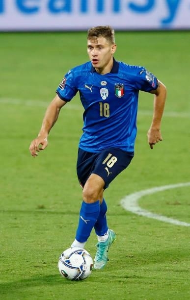 Nicolo Barella of Italy controls the ball during the 2022 FIFA World Cup Qualifier Group C match between Italy and Bulgaria at Artemio Franchi on...