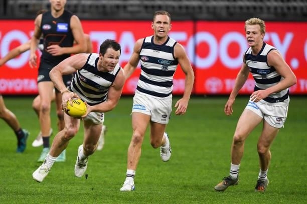 Patrick Dangerfield of the Cats runs with the ball during the 2021 AFL Second Semi Final match between the Geelong Cats and the GWS Giants at Optus...