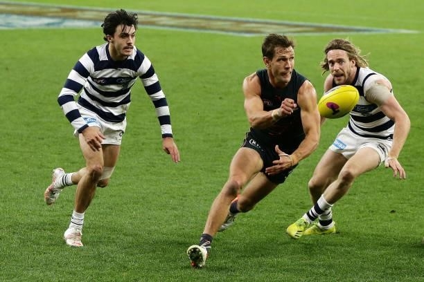 Matt de Boer of the Giants handpasses the ball during the 2021 AFL Second Semi Final match between the Geelong Cats and the GWS Giants at Optus...