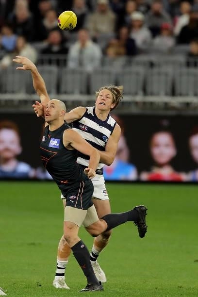 Shane Mumford of the Giants contests a ruck with Rhys Stanley of the Cats during the 2021 AFL Second Semi Final match between the Geelong Cats and...