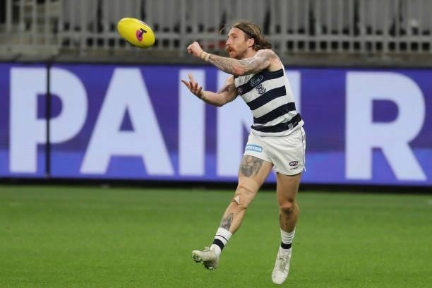 Zach Tuohy of the Cats handpasses the ball during the 2021 AFL Second Semi Final match between the Geelong Cats and the GWS Giants at Optus Stadium...
