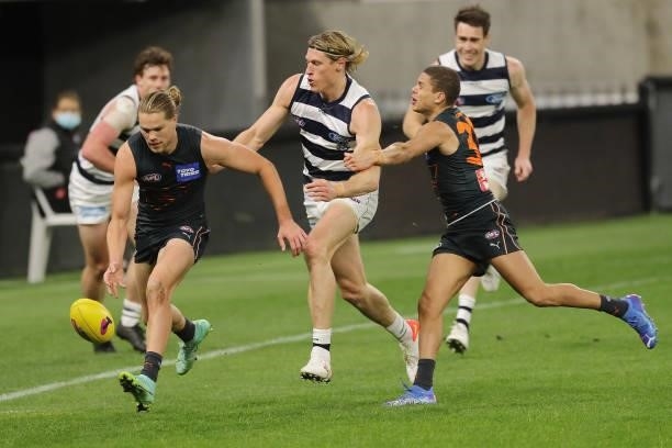 Harry Himmelberg of the Giants paddles the ball during the 2021 AFL Second Semi Final match between the Geelong Cats and the GWS Giants at Optus...