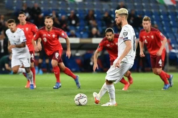 Italy's midfielder Jorginho shots the ball on his way to miss a penalty kick during the World Cup 2022 qualifier football match between Switzerland...