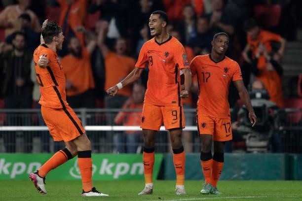 Cody Gakpo of Holland celebrates 4-0 with Marten de Roon of Holland, Tyrell Malacia of Holland during the World Cup Qualifier match between Holland v...