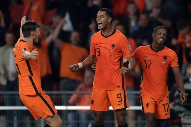 Cody Gakpo of Holland celebrates 4-0 with Marten de Roon of Holland, Tyrell Malacia of Holland during the World Cup Qualifier match between Holland v...