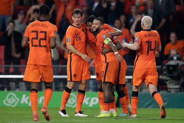 Cody Gakpo of Holland celebrates 4-0 with Marten de Roon of Holland, Tyrell Malacia of Holland, Memphis Depay of Holland, Davy Klaassen of Holland...