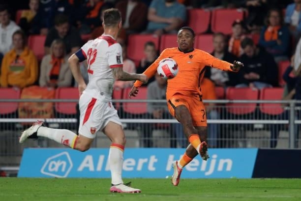 Marko Simic of Montenegro, Steven Bergwijn of Holland during the World Cup Qualifier match between Holland v Montenegro at the Philips Stadium on...