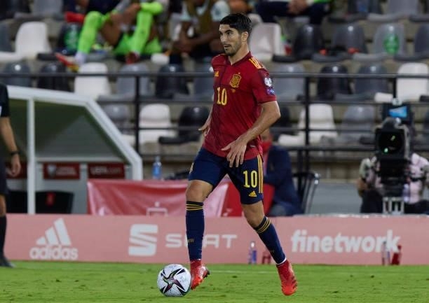 Carlos Soler of Spain controls the ball during the 2022 FIFA World Cup Qualifier match between Spain and Georgia at Estadio Nuevo Vivero on September...