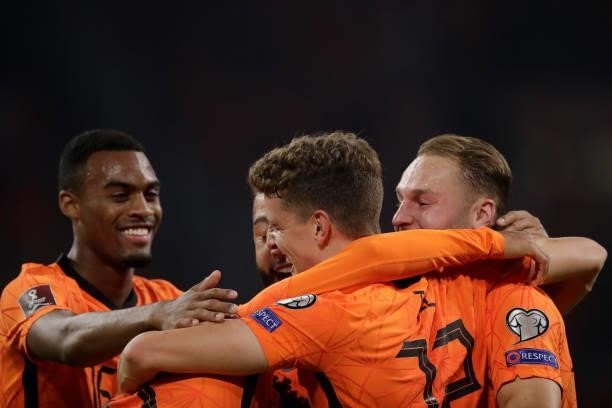 Guus Til of Holland celebrates 5-0 with Memphis Depay of Holland, Teun Koopmeiners of Holland, Ryan Gravenberch of Holland during the World Cup...