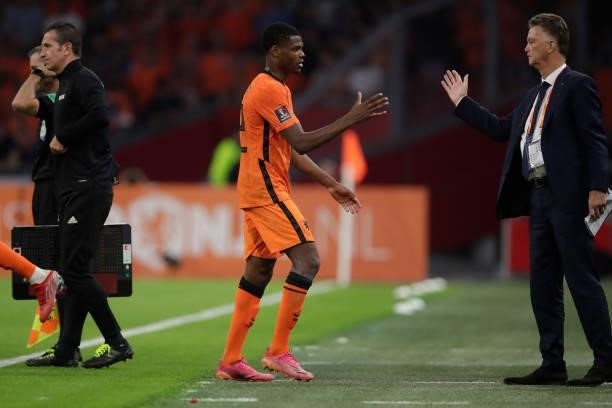 Denzel Dumfries of Holland, coach Louis van Gaal of Holland during the World Cup Qualifier match between Holland v Turkey at the Johan Cruijff Arena...