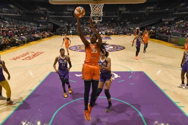 Jonquel Jones of the Connecticut Sun drives to the basket against the Los Angeles Sparks on September 9, 2021 at the Staples Center in Los Angeles,...