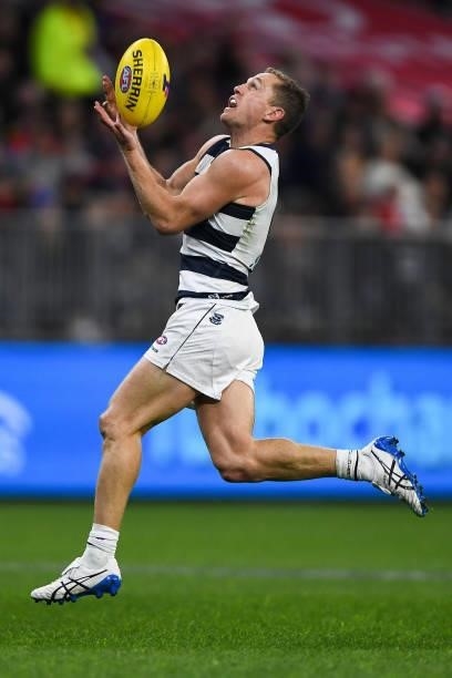 Joel Selwood of the Cats marks the ball during the 2021 AFL First Preliminary Final match between the Melbourne Demons and the Geelong Cats at Optus...