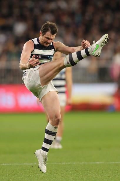 Patrick Dangerfield of the Cats kicks on goal during the 2021 AFL First Preliminary Final match between the Melbourne Demons and the Geelong Cats at...