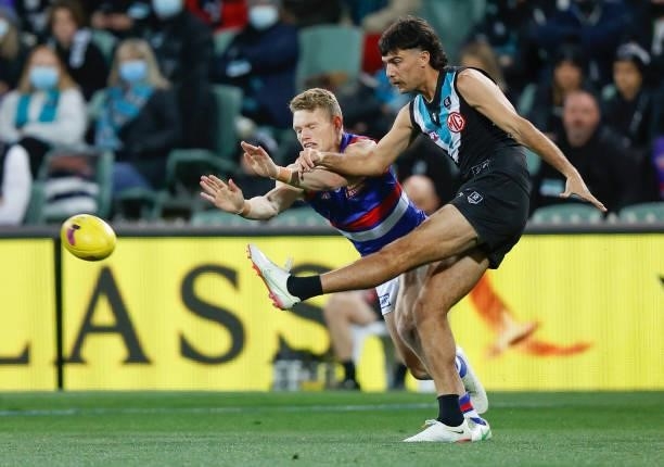 Riley Bonner of the Power and Adam Treloar of the Bulldogs in action during the 2021 AFL Second Preliminary Final match between the Port Adelaide...