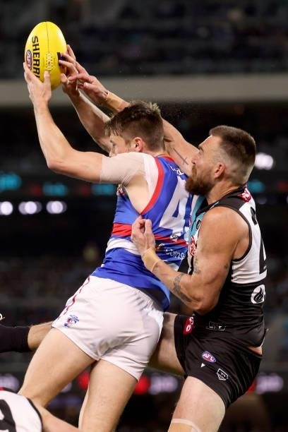 Ryan Gardner of the Bulldogs marks against Charlie Dixon of the Power during the 2021 AFL Second Preliminary Final match between the Port Adelaide...