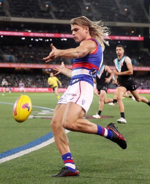 Bailey Smith of the Bulldogs kicks the ball during the 2021 AFL Second Preliminary Final match between the Port Adelaide Power and the Western...