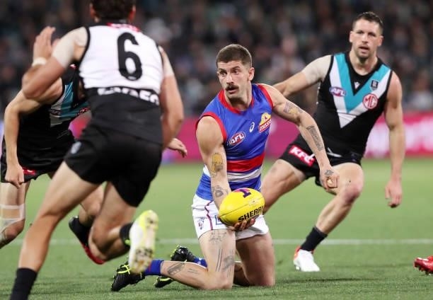 Tom Liberatore of the Bulldogs hand passes the ball during the 2021 AFL Second Preliminary Final match between the Port Adelaide Power and the...