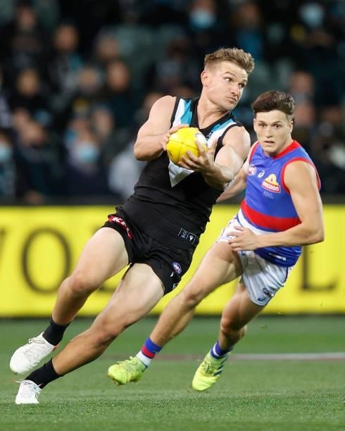 Ollie Wines of the Power in action during the 2021 AFL Second Preliminary Final match between the Port Adelaide Power and the Western Bulldogs at...