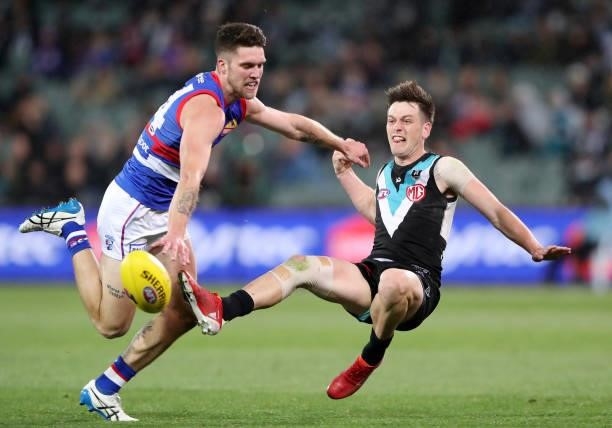 Zak Butters of the Power and Bailey Williams of the Bulldogs during the 2021 AFL Second Preliminary Final match between the Port Adelaide Power and...