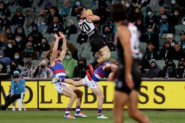 Connor Rozee of the Power marks the ball during the 2021 AFL Second Preliminary Final match between the Port Adelaide Power and the Western Bulldogs...