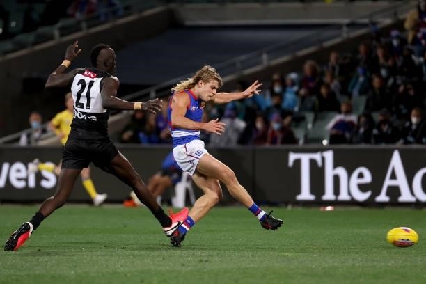 Bailey Smith of the Bulldogs kicks a goal during the 2021 AFL Second Preliminary Final match between the Port Adelaide Power and the Western Bulldogs...