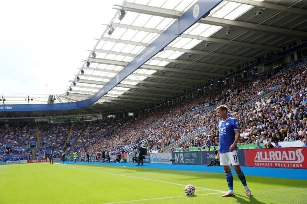 Marc Albrighton of Leicester City prepares to take a corner during the Premier League match between Leicester City and Manchester City at King Power...