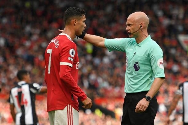 Manchester United's Portuguese striker Cristiano Ronaldo speaks with English referee Anthony Taylor during the English Premier League football match...